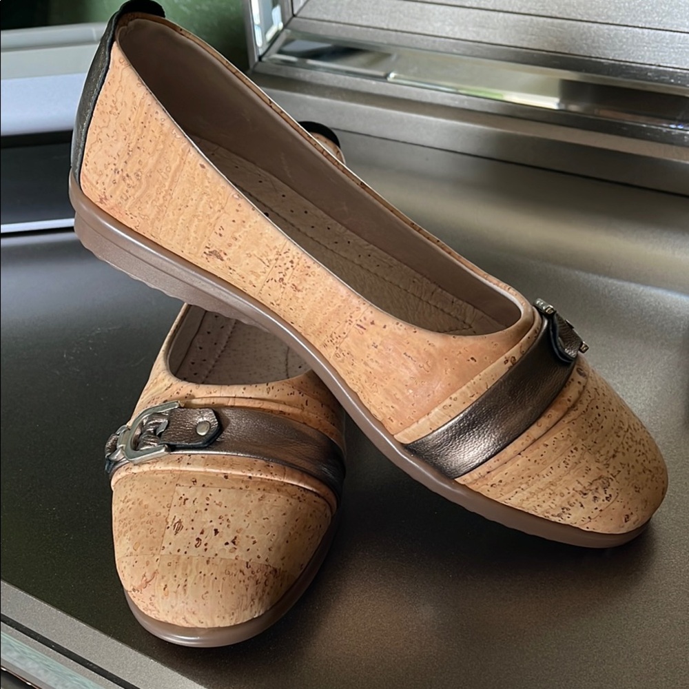 Fine Cork Elegant Tan and Bronze Women's Cork Flats (NEW)